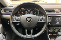 sininen Skoda Superb 2016 kuva 24.