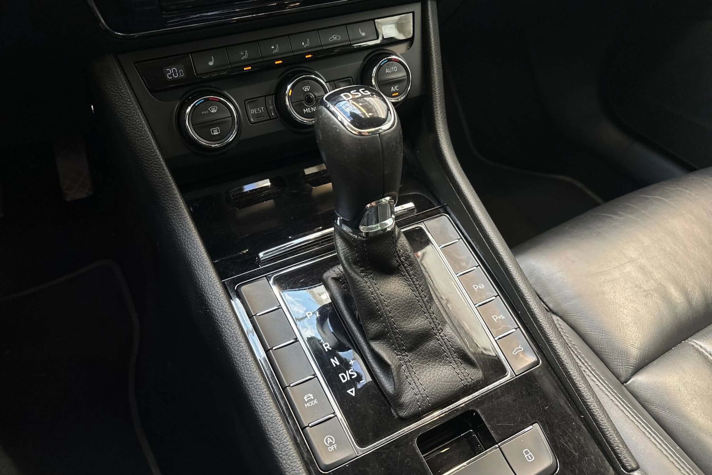sininen Skoda Superb 2016 kuva 27.