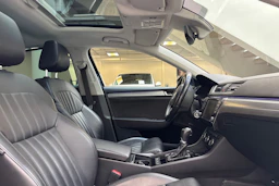sininen Skoda Superb 2016 kuva 31.
