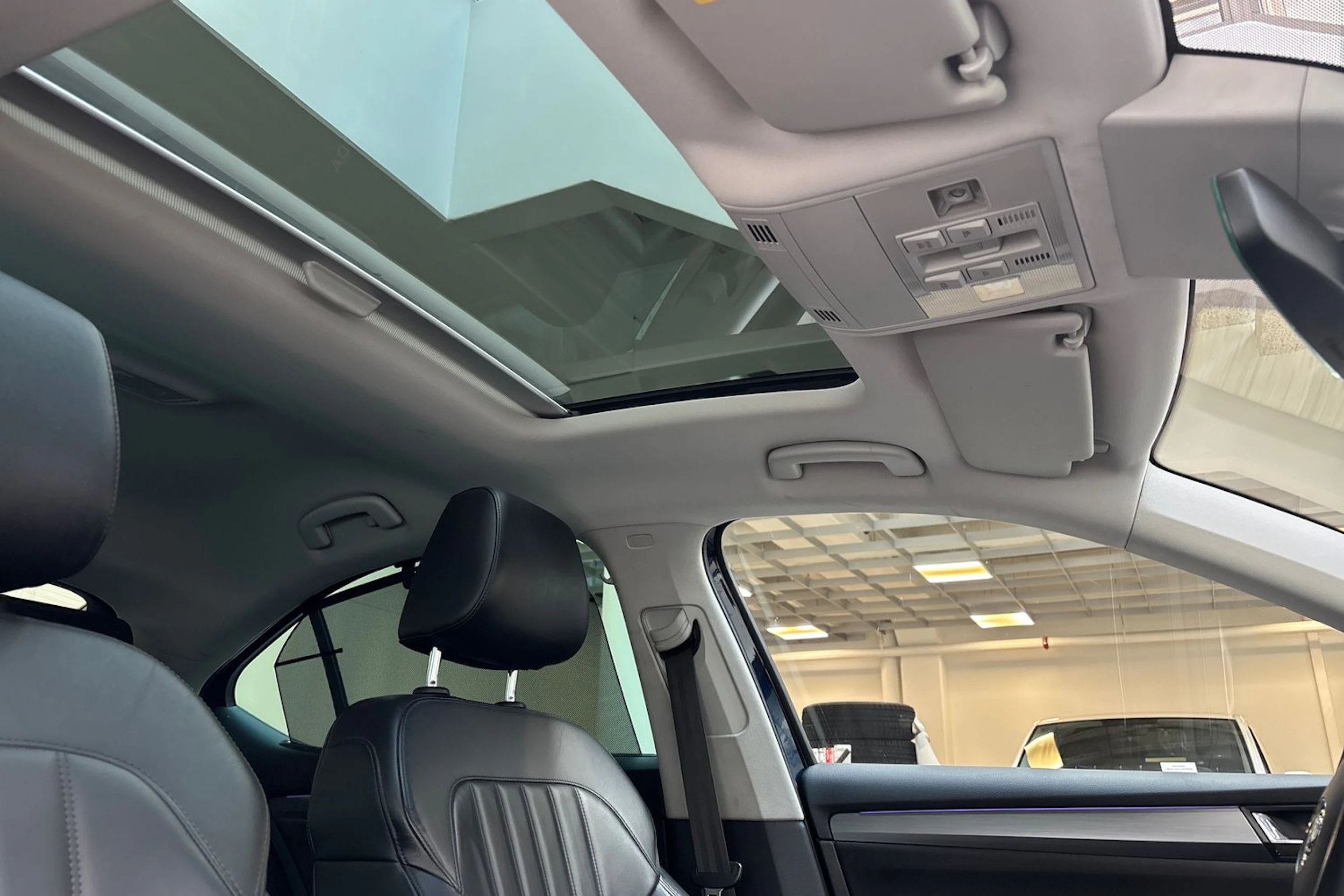 sininen Skoda Superb 2016 kuva 32.