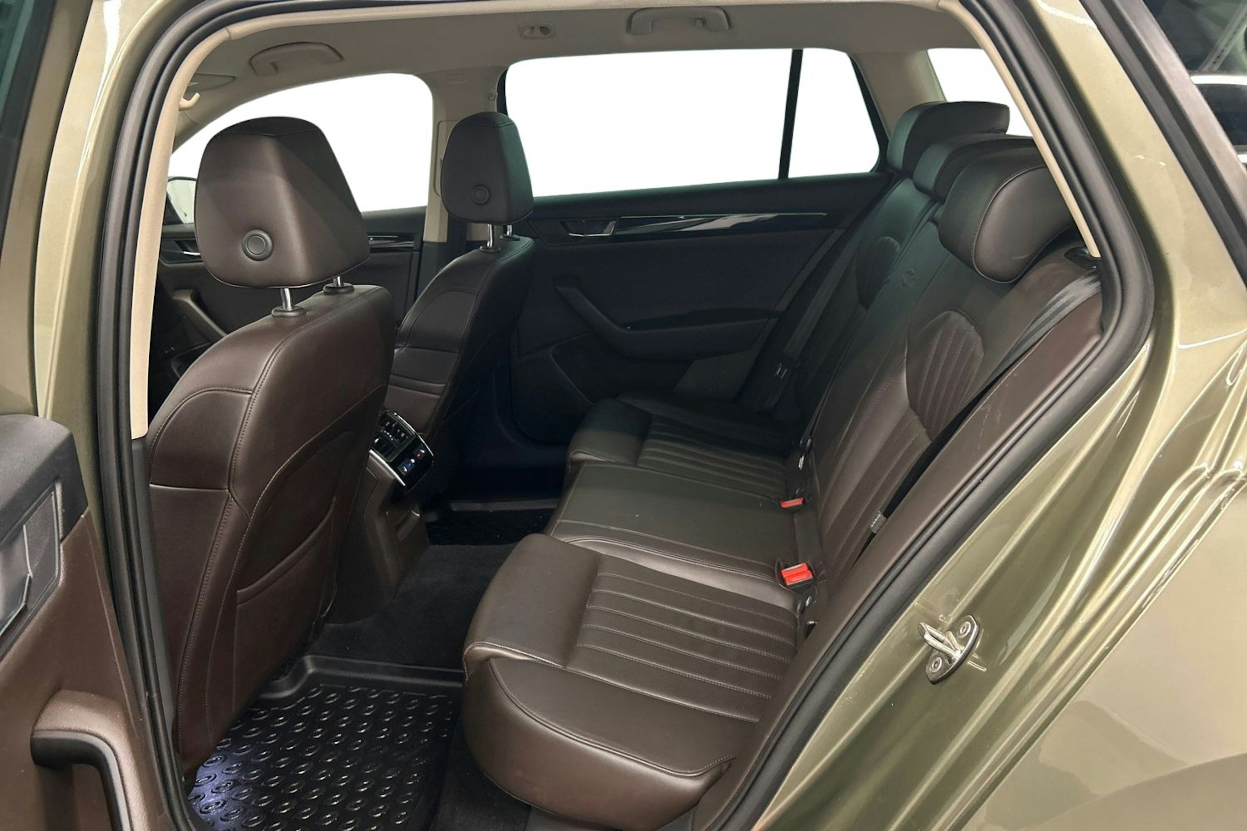 ruskea (beige) Skoda Superb 2016 kuva 10.
