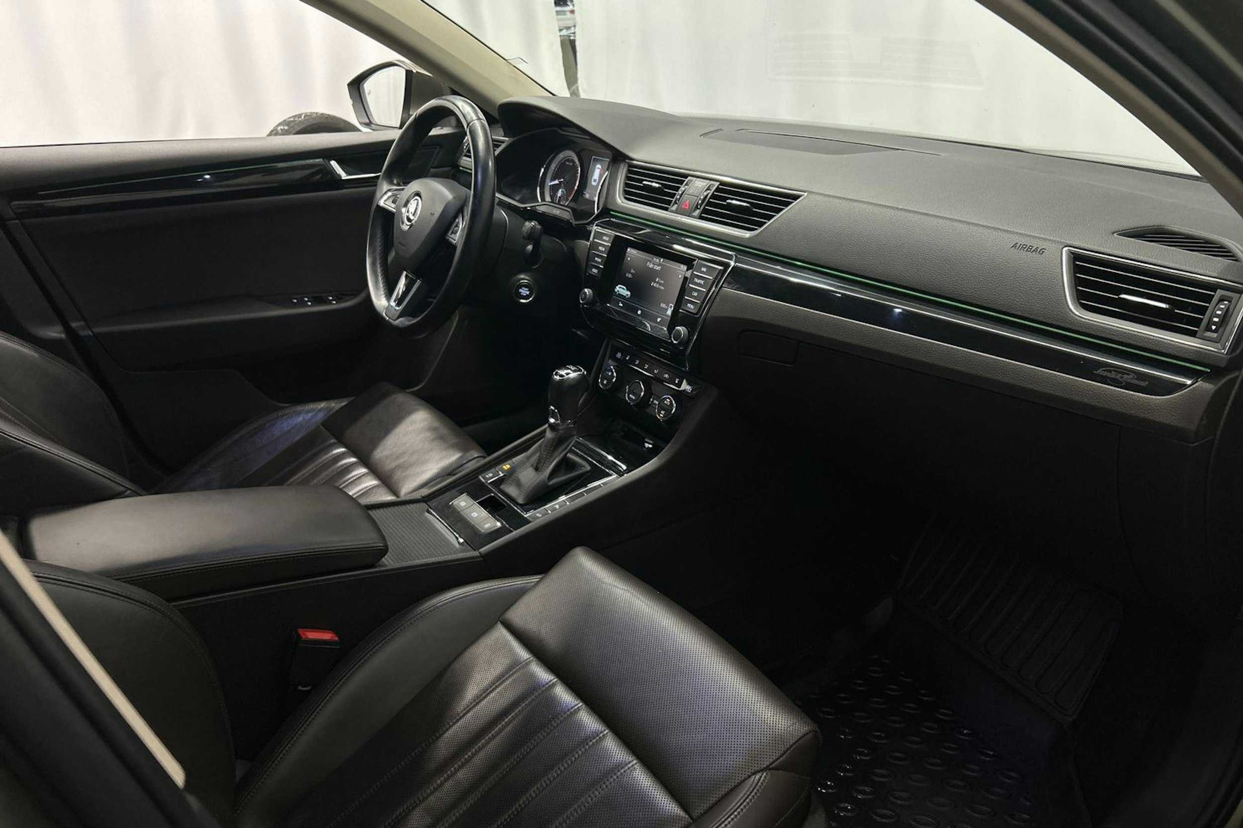 ruskea (beige) Skoda Superb 2016 kuva 15.