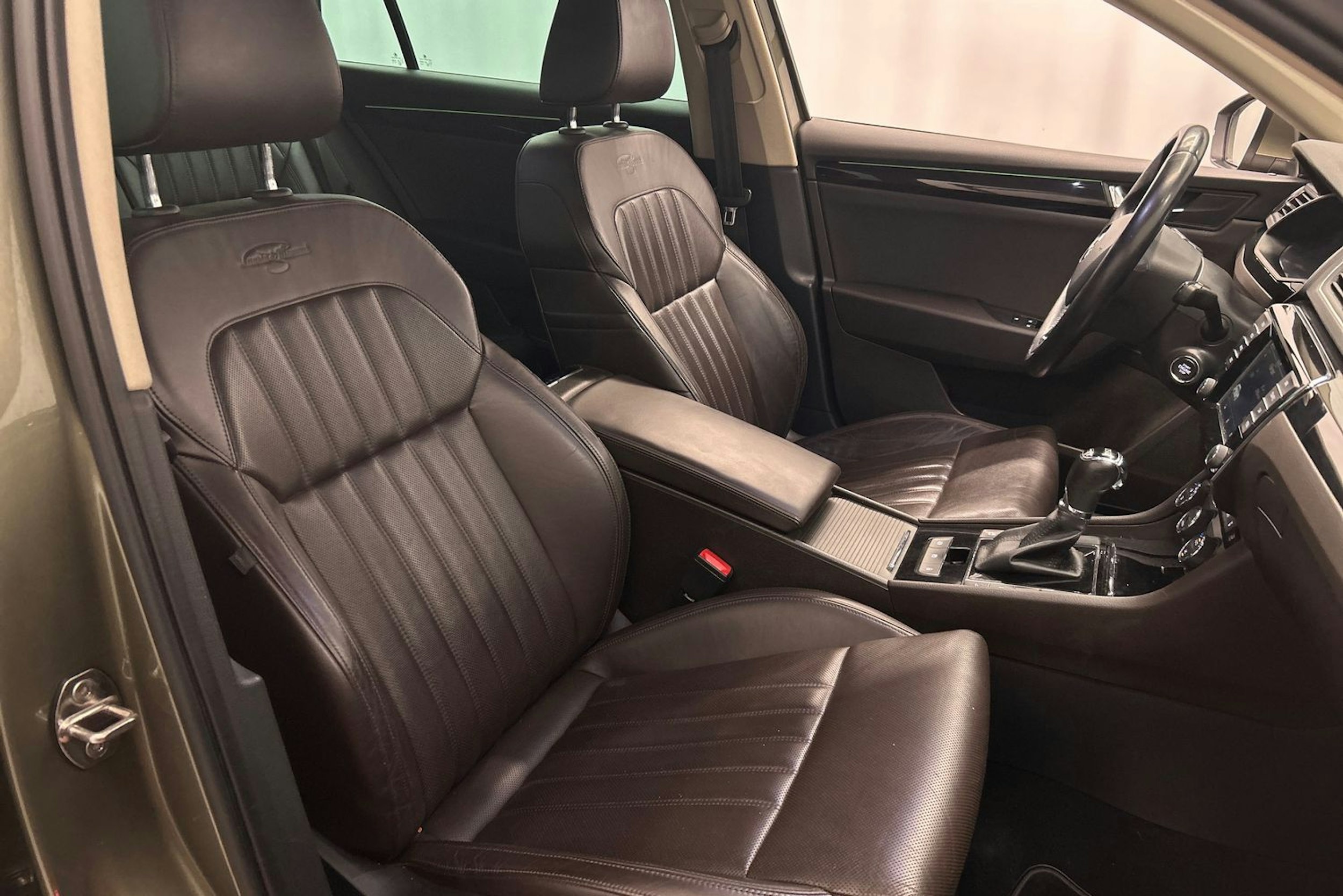 ruskea (beige) Skoda Superb 2016 kuva 16.