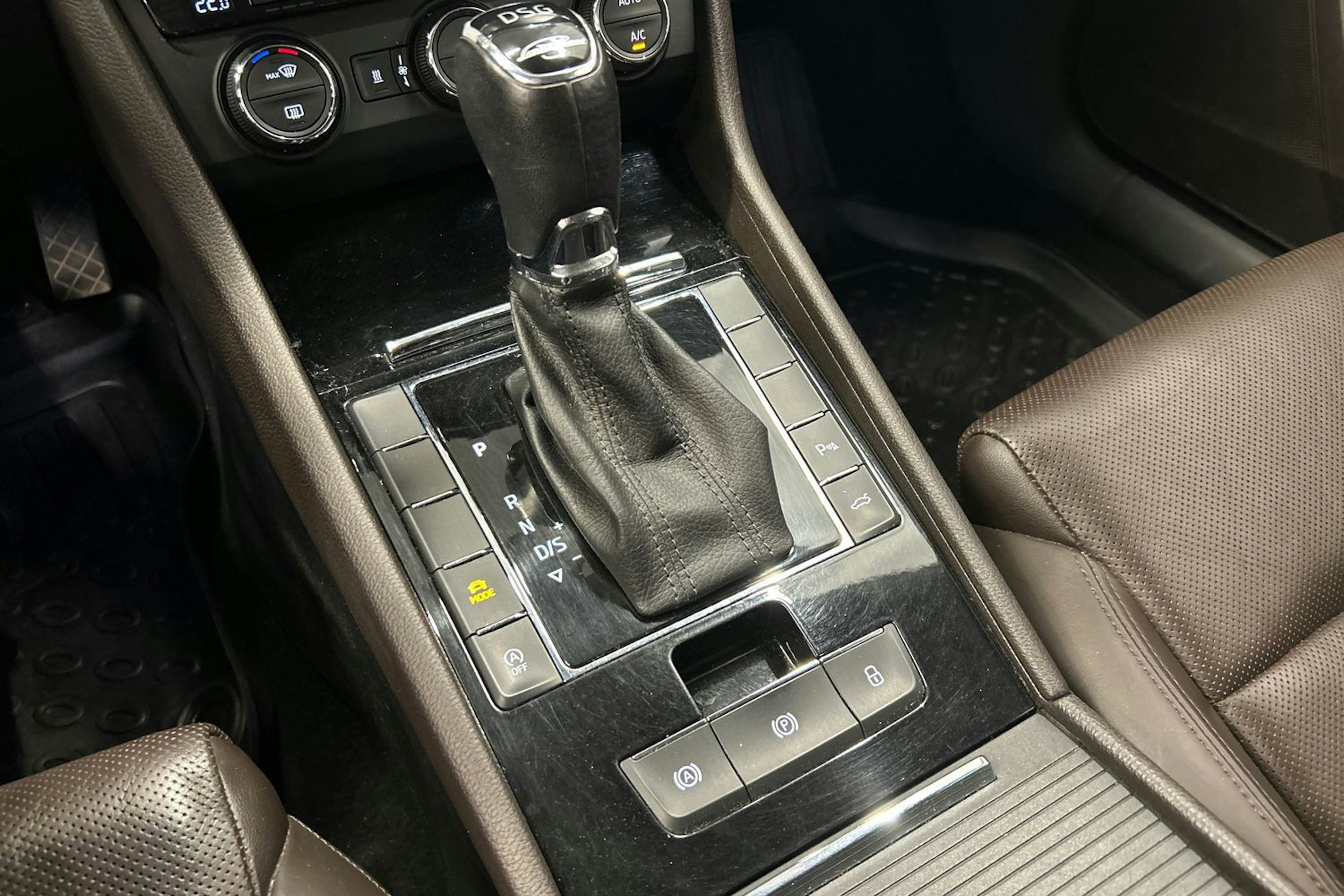 ruskea (beige) Skoda Superb 2016 kuva 28.