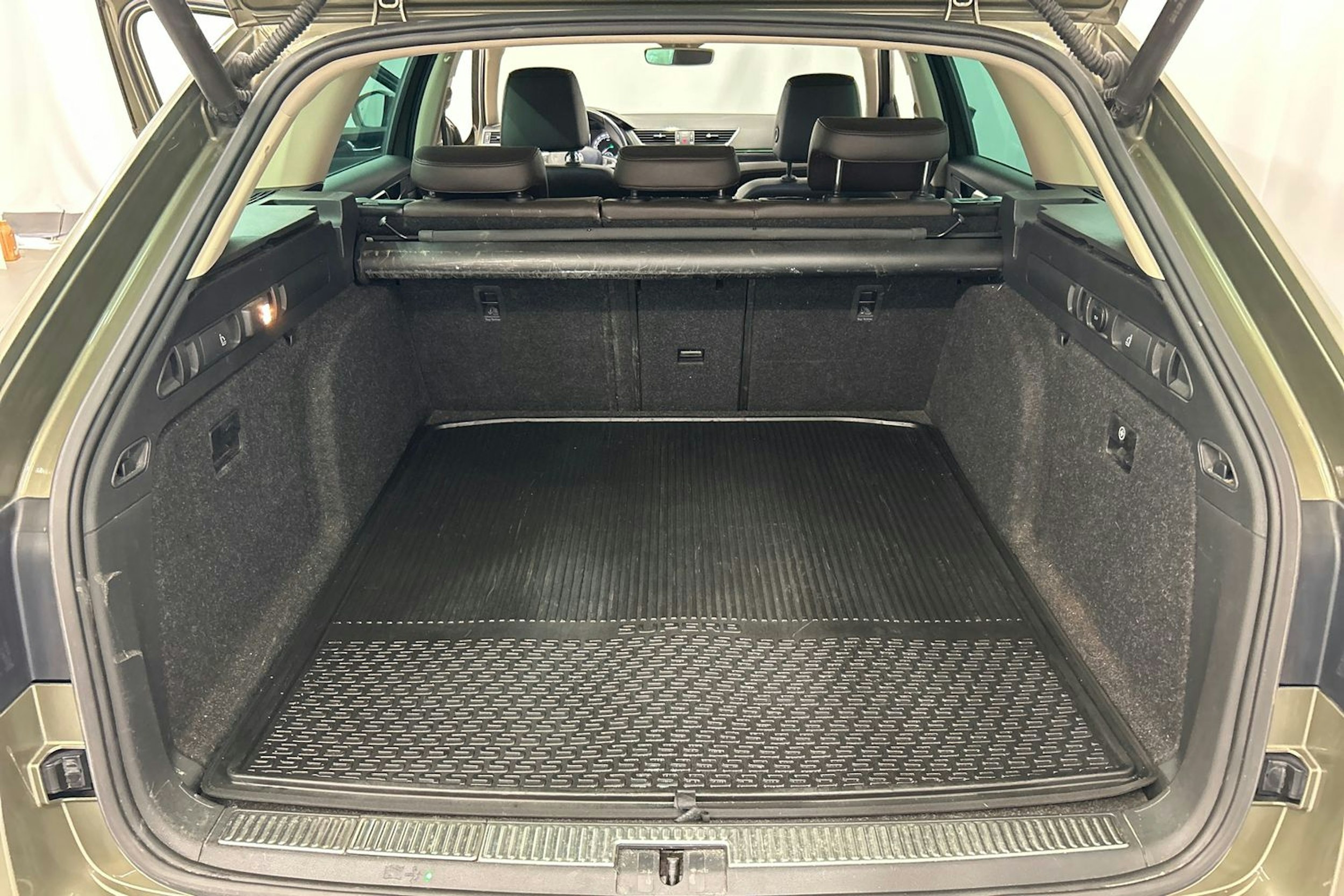 ruskea (beige) Skoda Superb 2016 kuva 30.