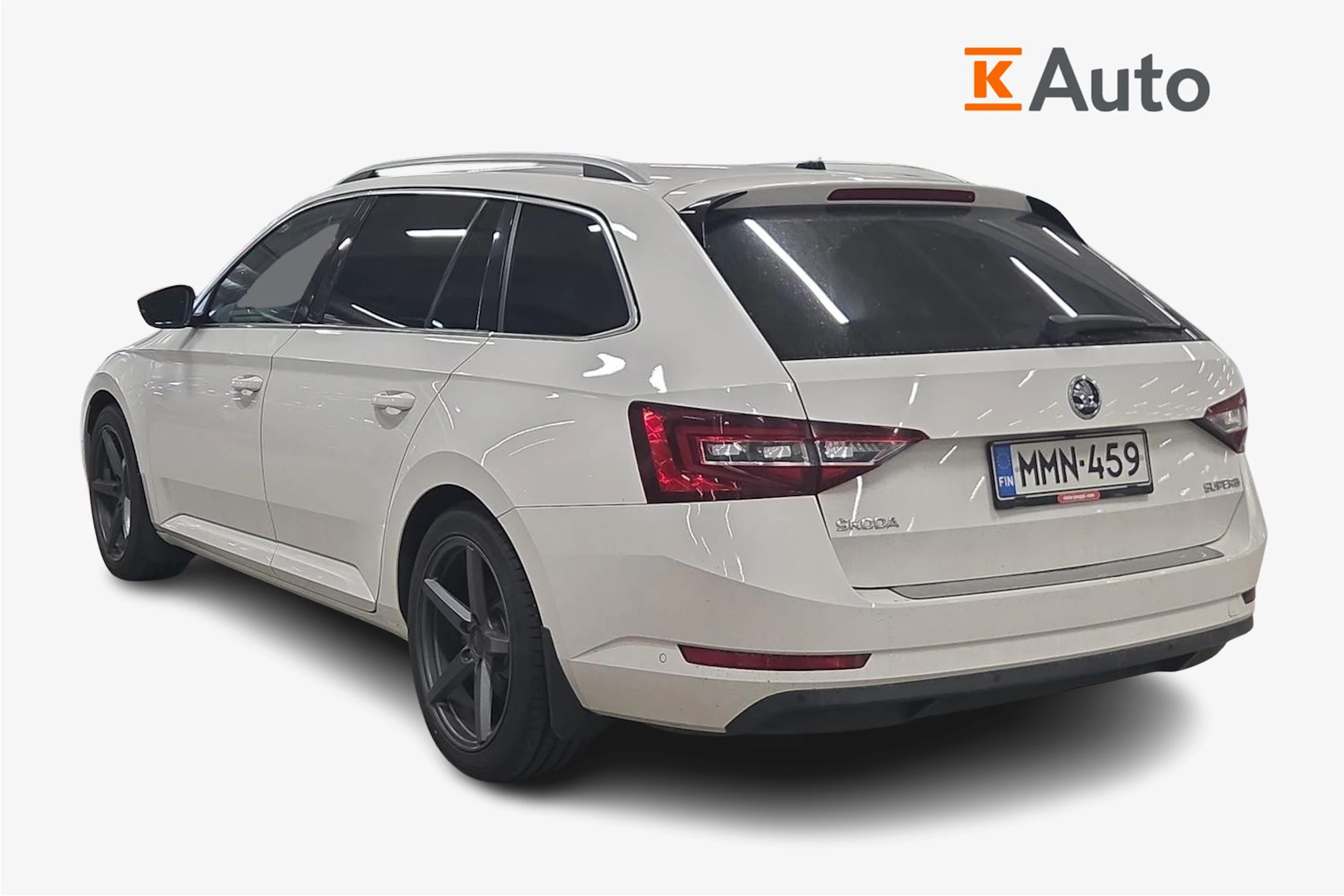 valkoinen Skoda Superb 2016 kuva 2.