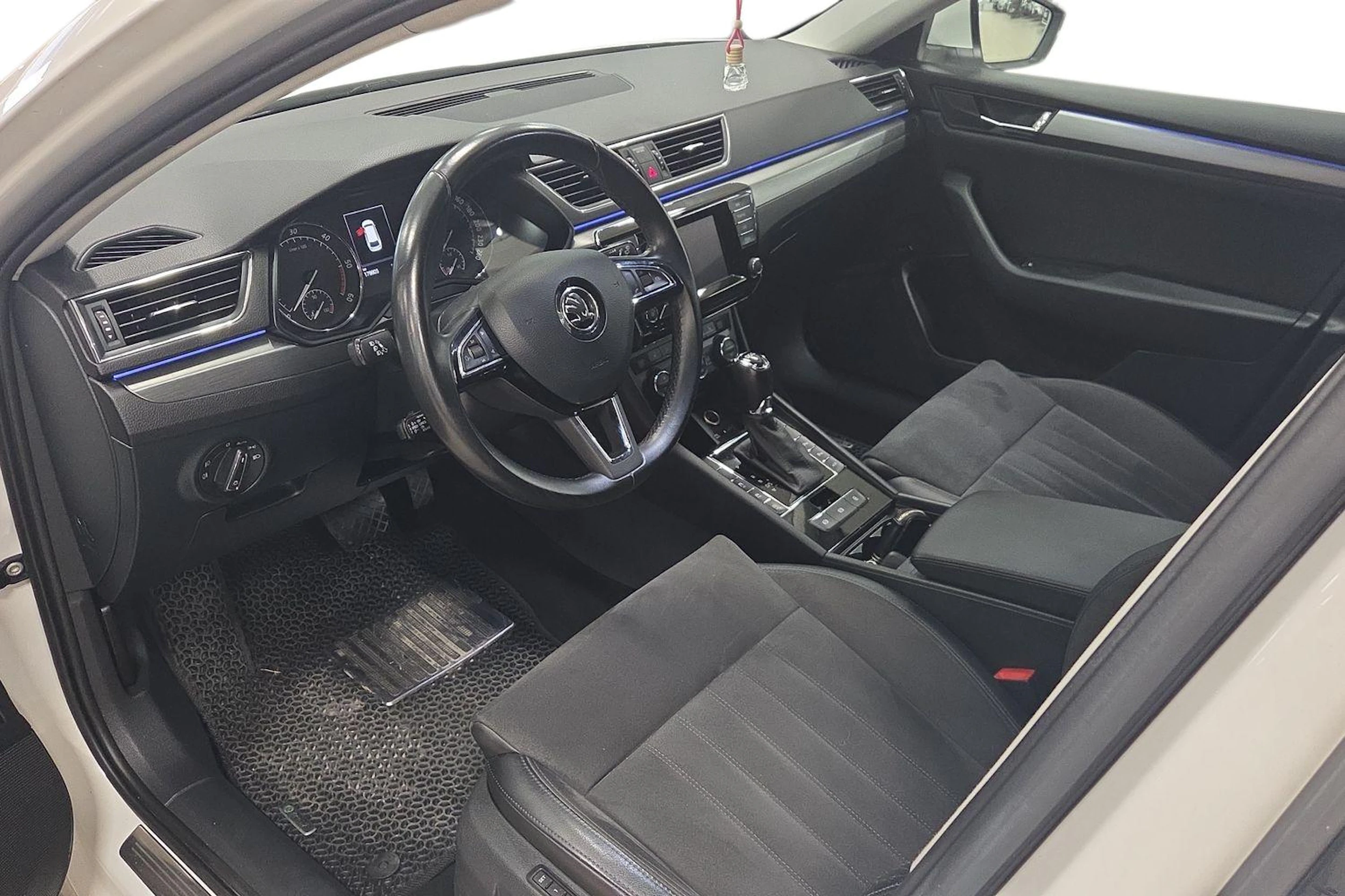 valkoinen Skoda Superb 2016 kuva 3.