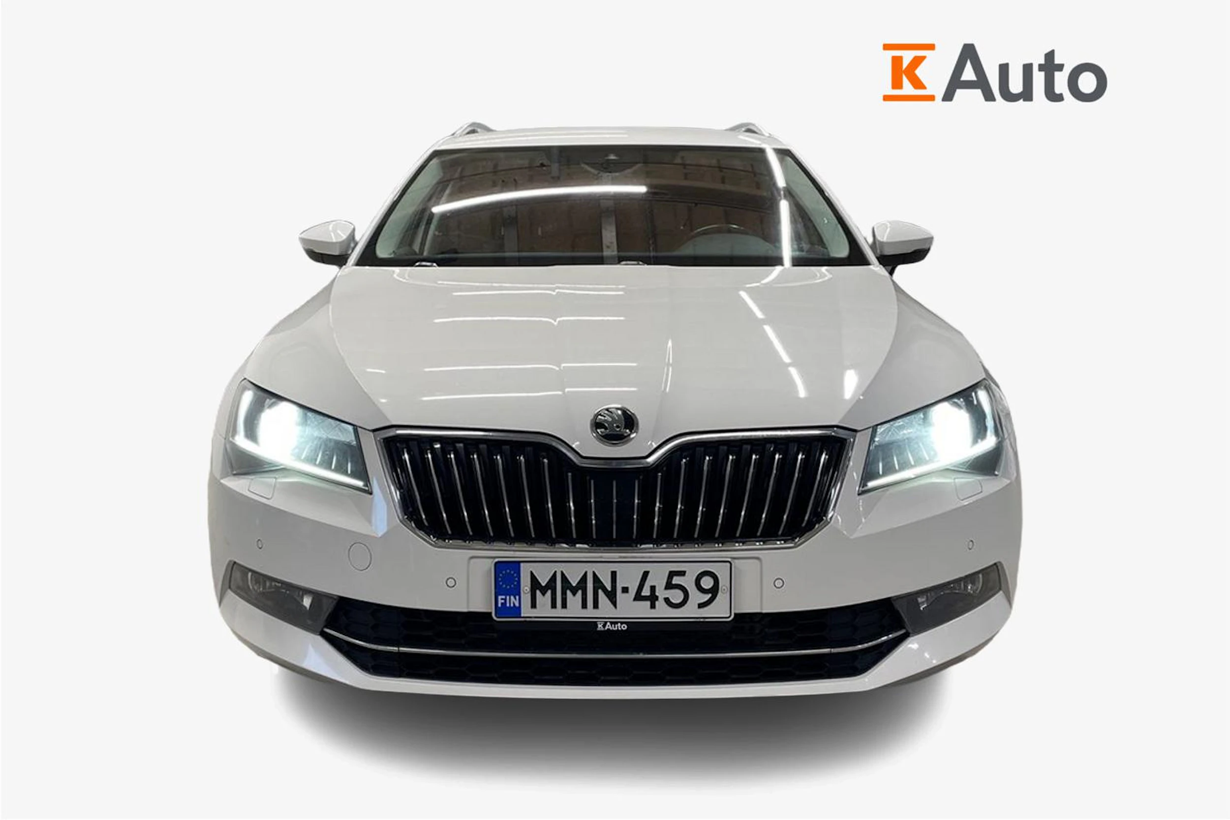 valkoinen Skoda Superb 2016 kuva 4.