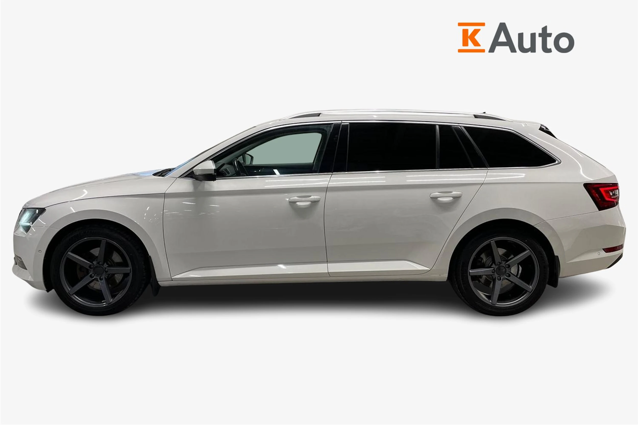 valkoinen Skoda Superb 2016 kuva 5.