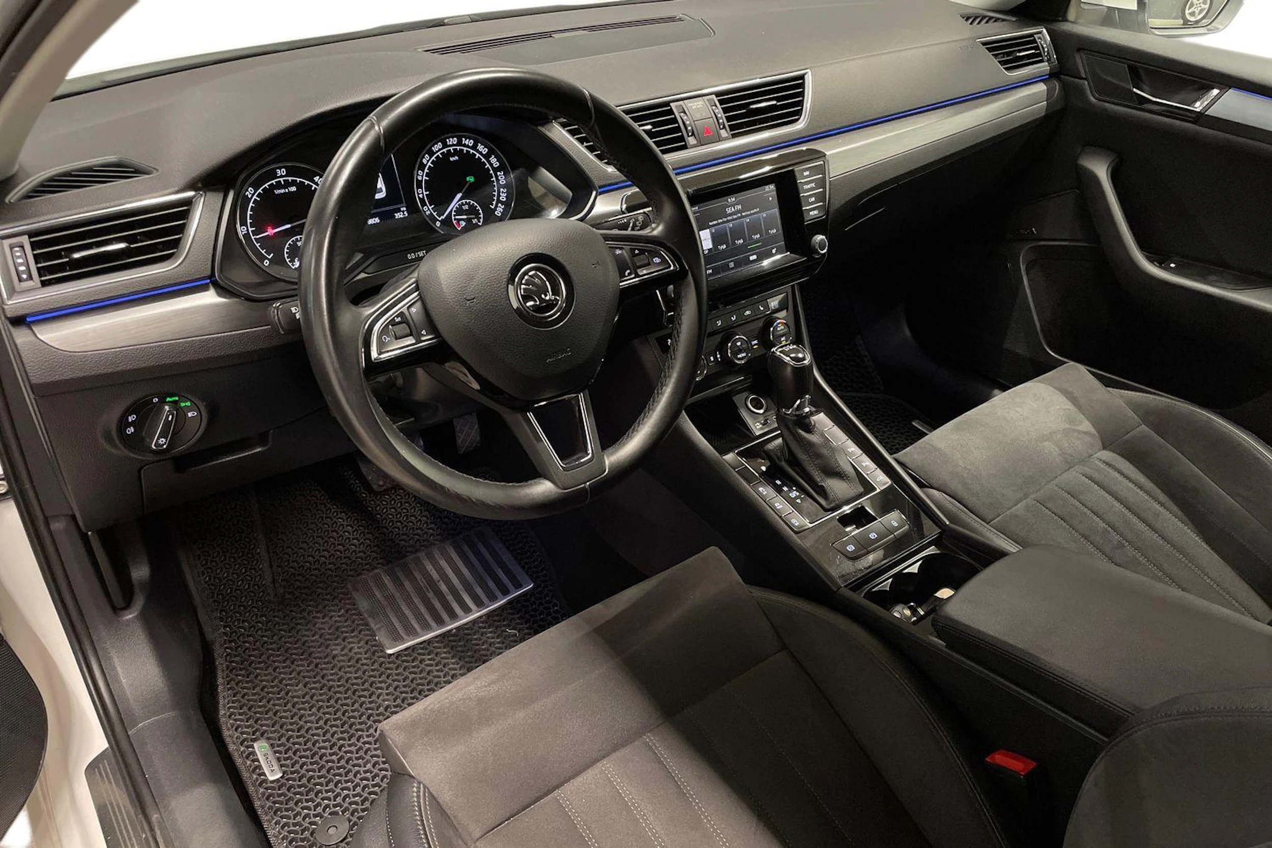 valkoinen Skoda Superb 2016 kuva 6.