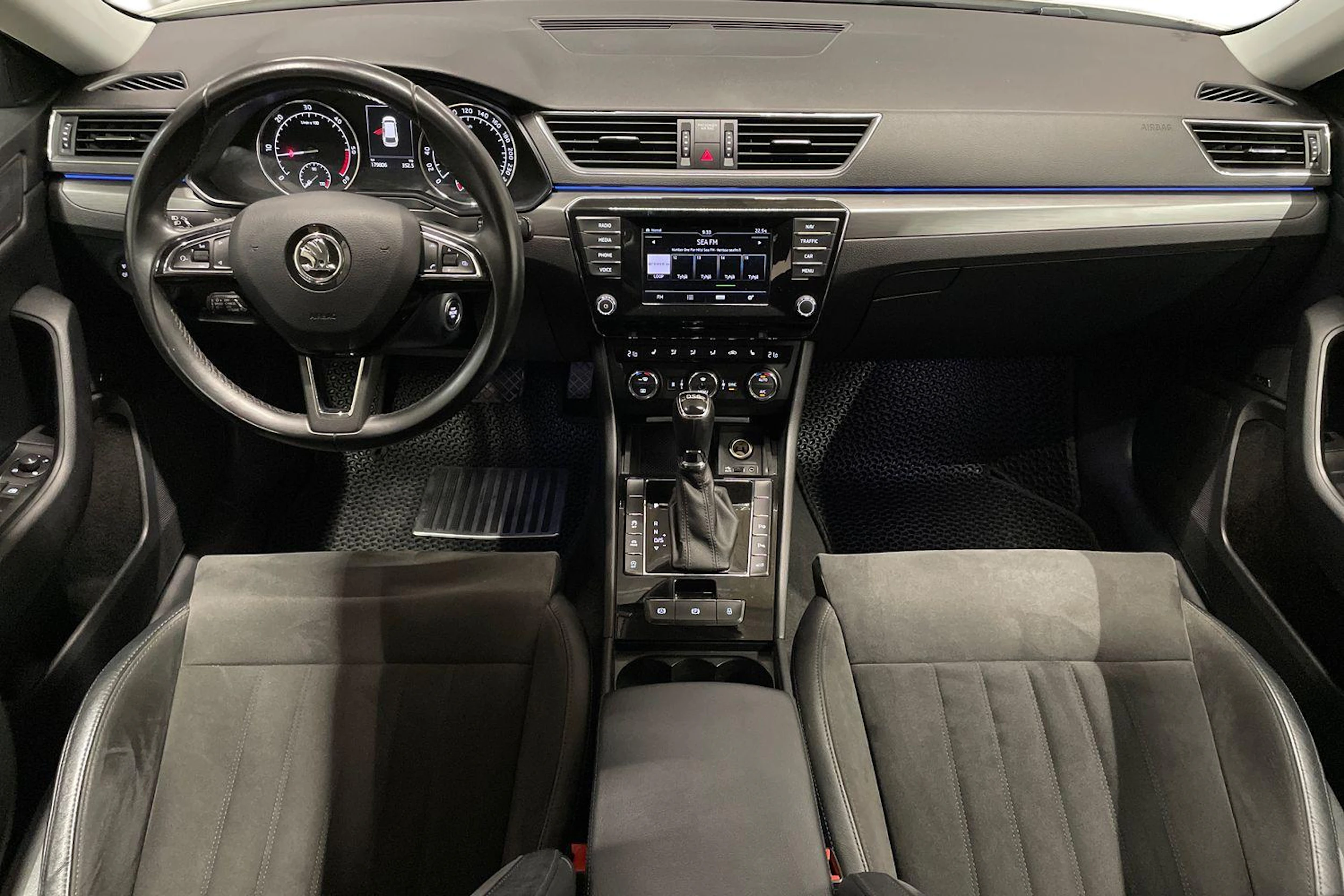 valkoinen Skoda Superb 2016 kuva 7.