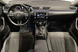 valkoinen Skoda Superb 2016 kuva 7.