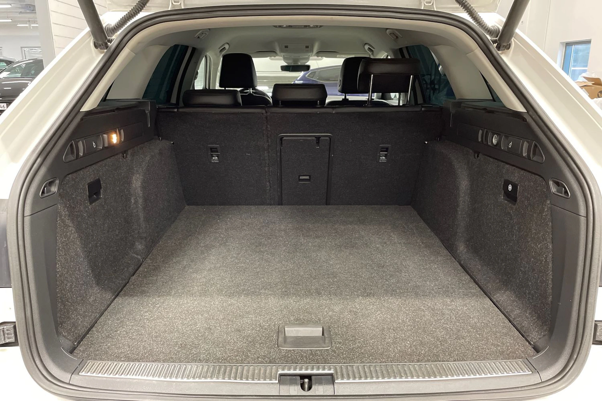 valkoinen Skoda Superb 2016 kuva 12.