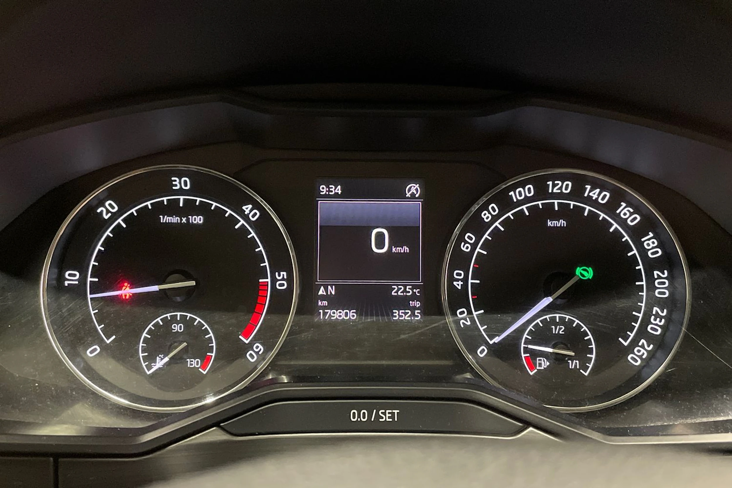 valkoinen Skoda Superb 2016 kuva 13.