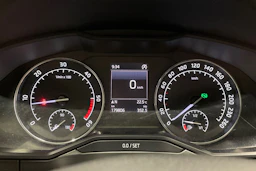 valkoinen Skoda Superb 2016 kuva 13.