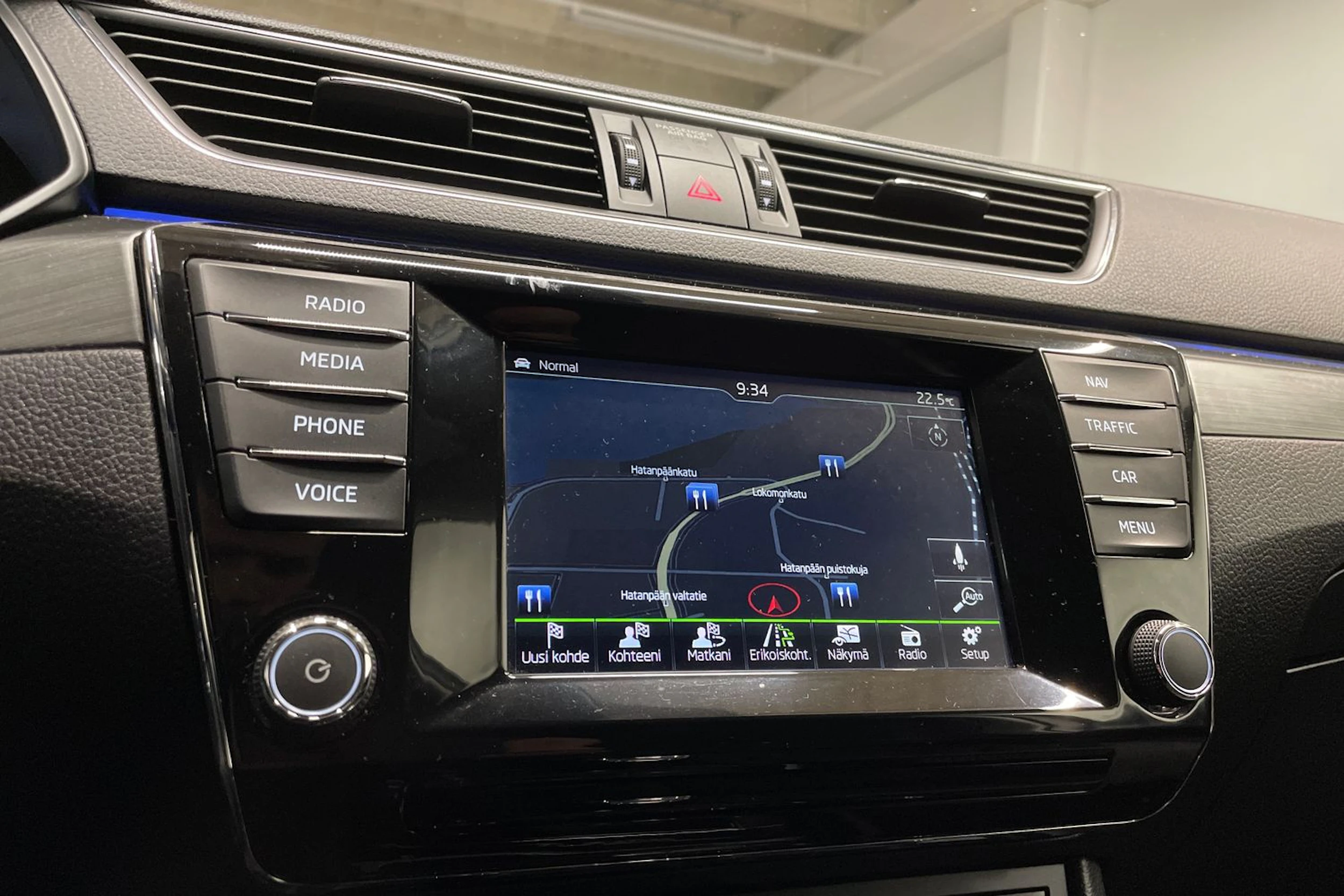 valkoinen Skoda Superb 2016 kuva 15.