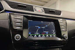 valkoinen Skoda Superb 2016 kuva 15.