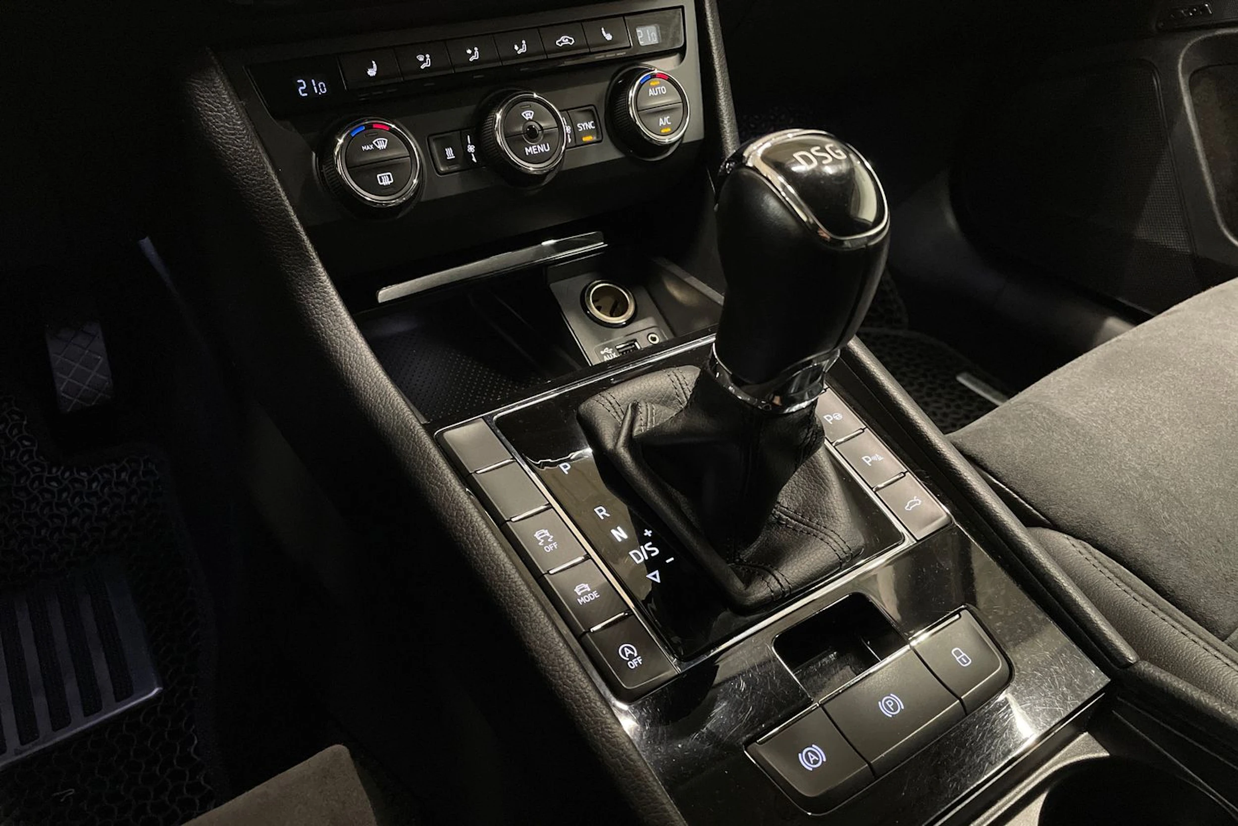 valkoinen Skoda Superb 2016 kuva 16.