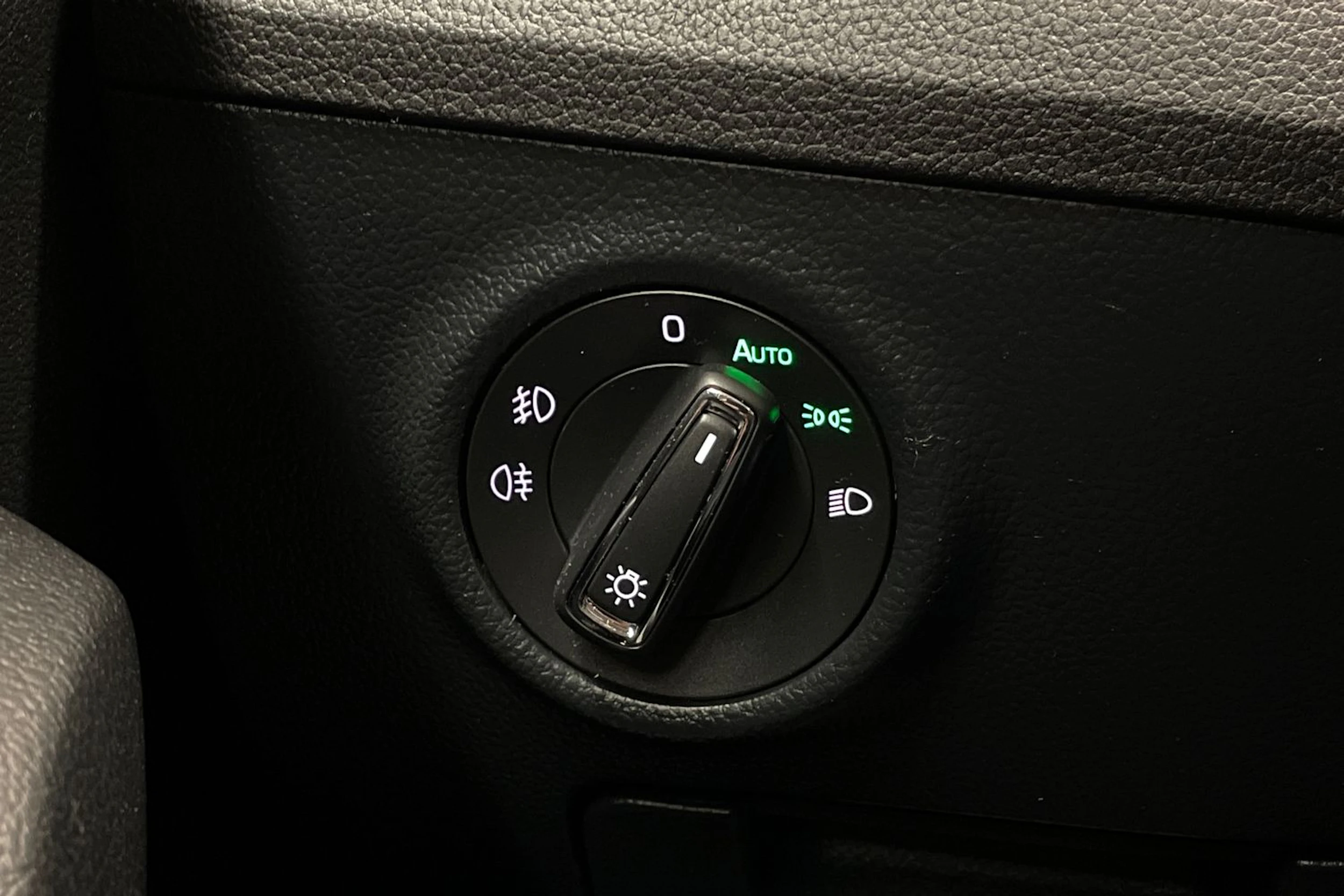 valkoinen Skoda Superb 2016 kuva 17.