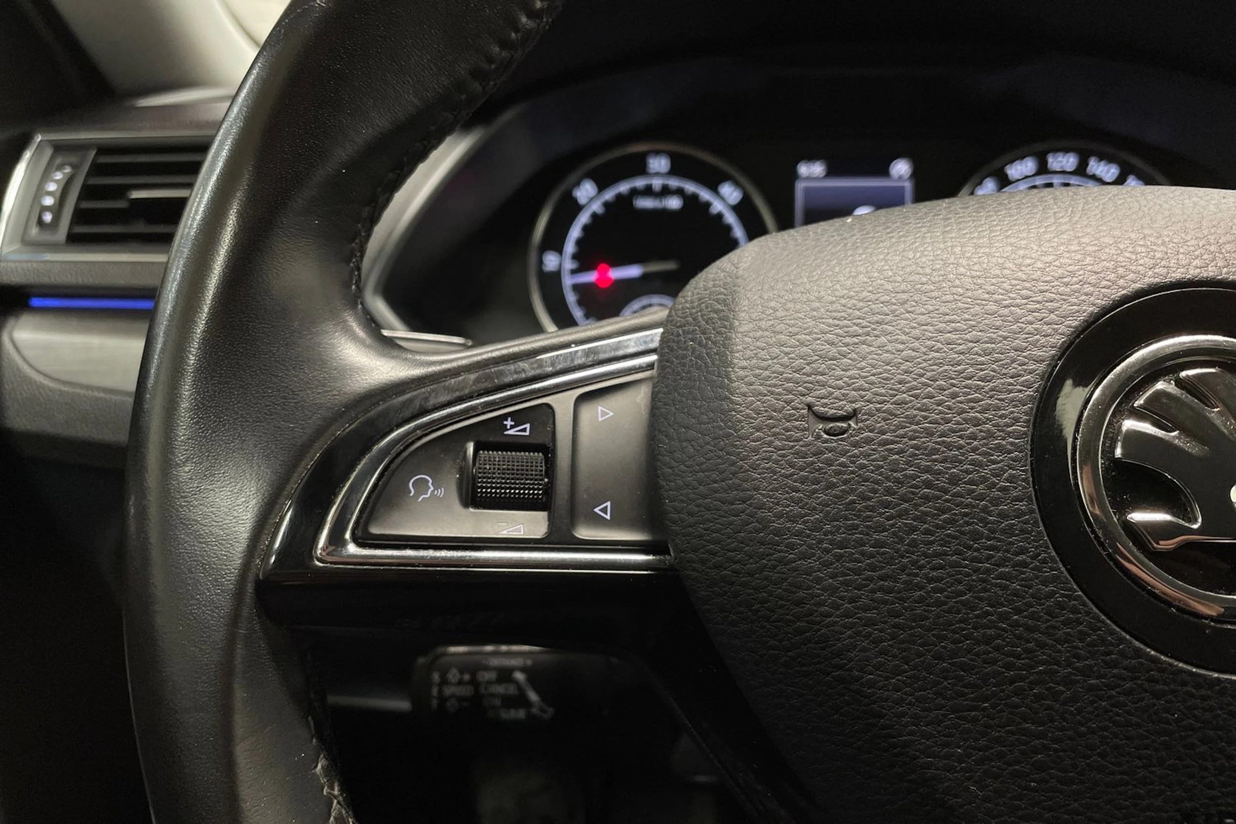 valkoinen Skoda Superb 2016 kuva 18.