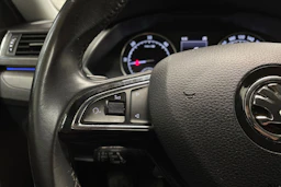 valkoinen Skoda Superb 2016 kuva 18.