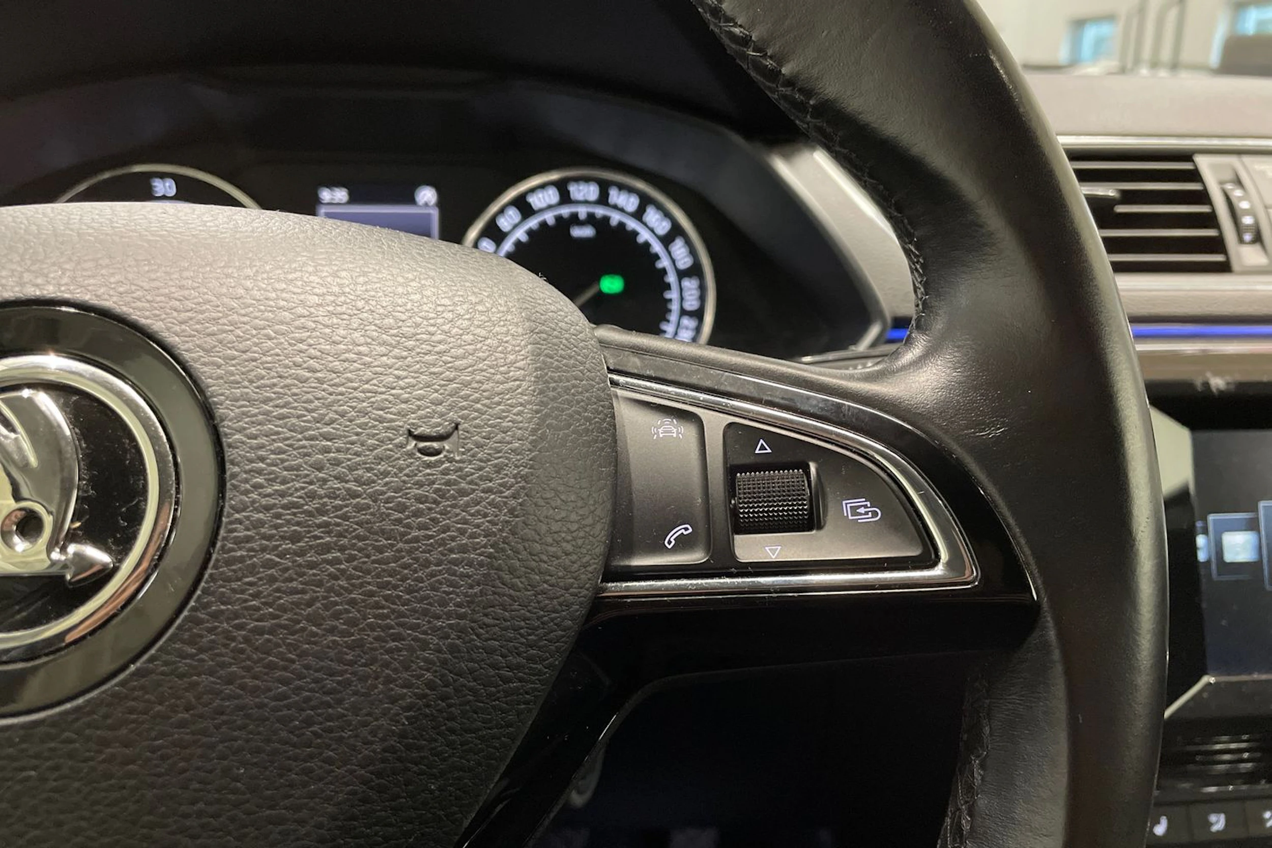 valkoinen Skoda Superb 2016 kuva 19.