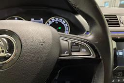 valkoinen Skoda Superb 2016 kuva 19.