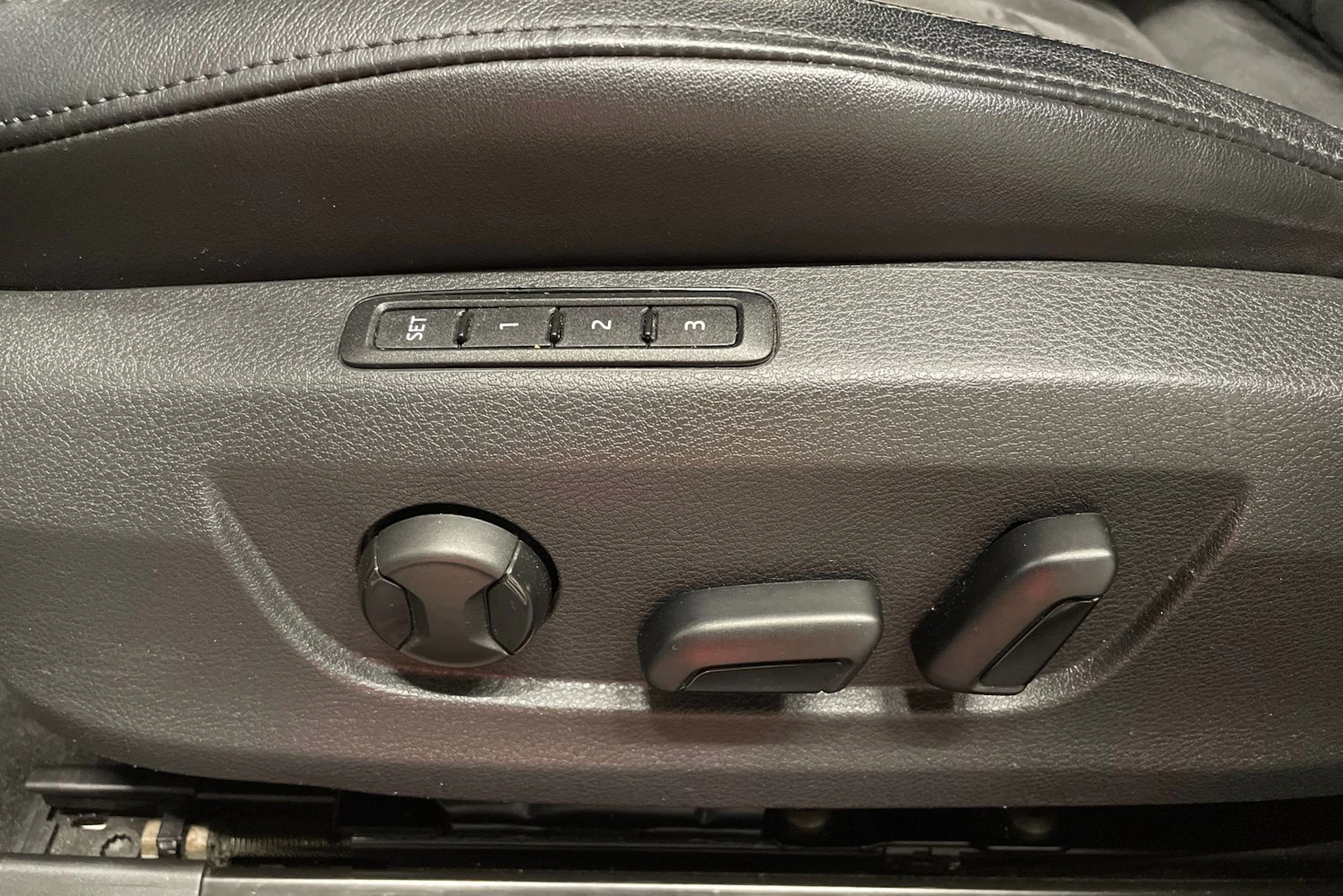 valkoinen Skoda Superb 2016 kuva 21.