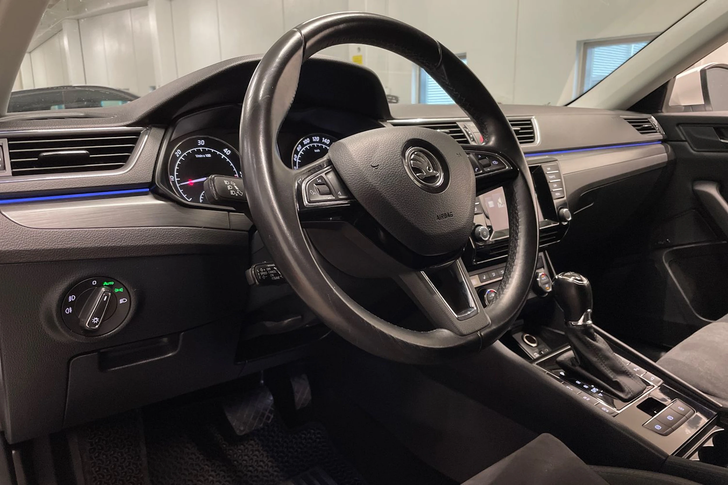 valkoinen Skoda Superb 2016 kuva 22.