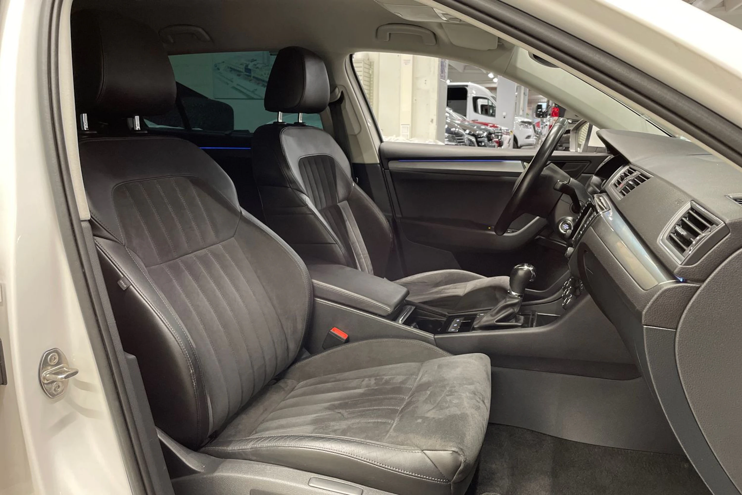 valkoinen Skoda Superb 2016 kuva 23.