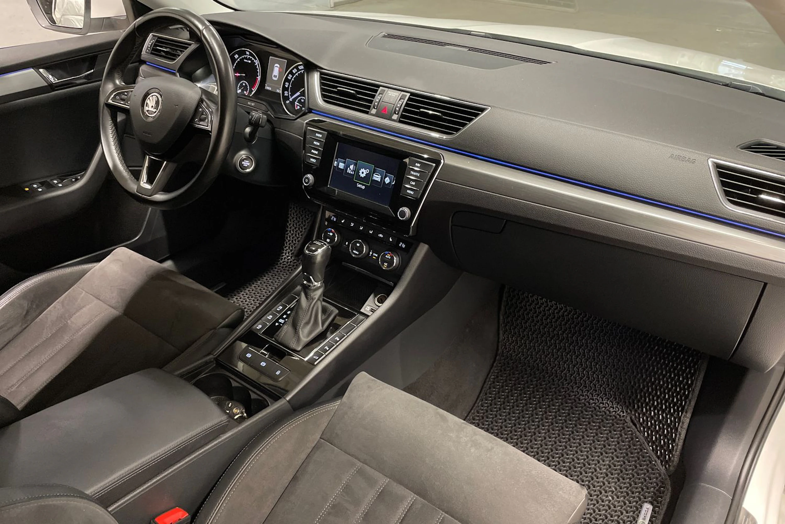 valkoinen Skoda Superb 2016 kuva 24.