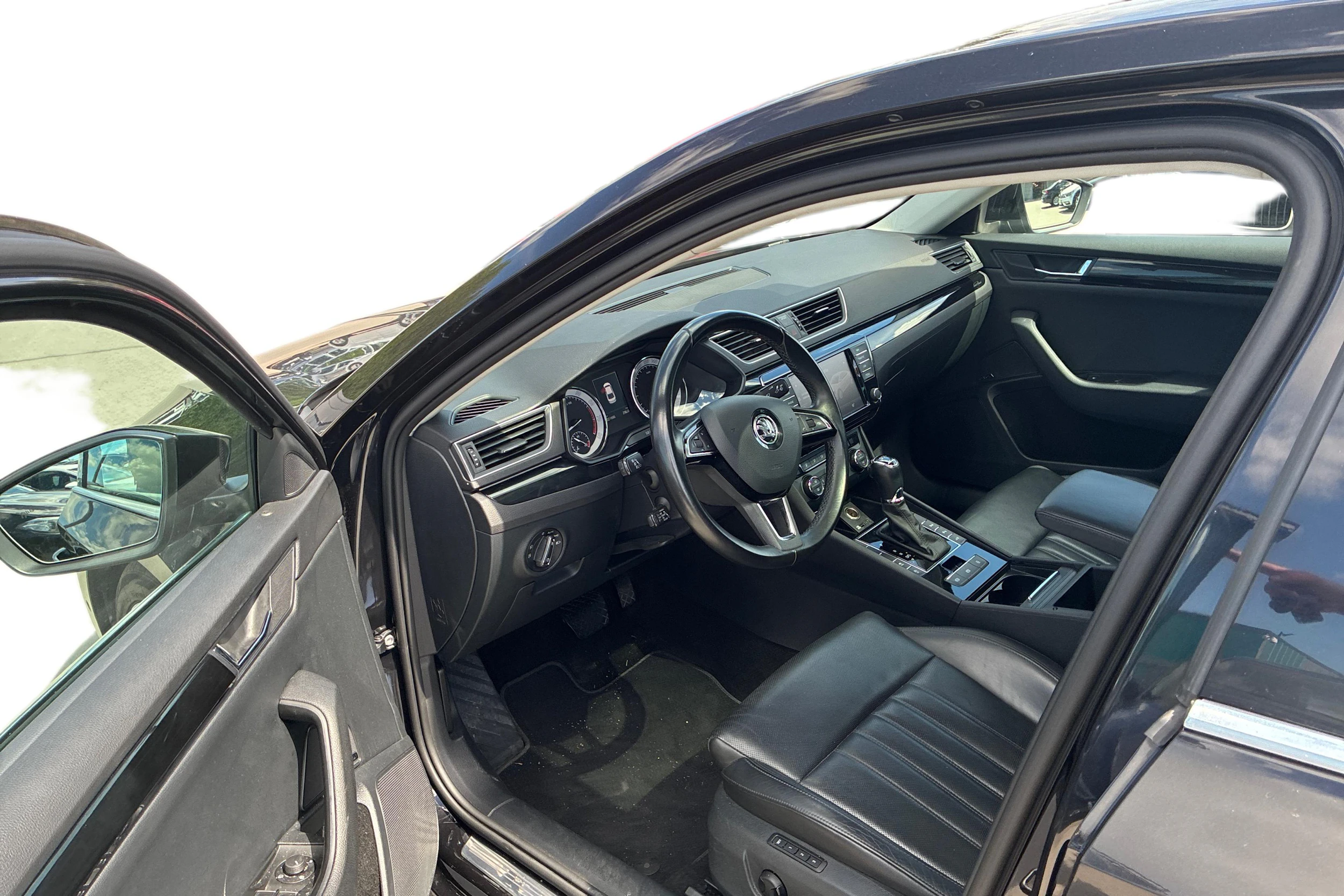 musta Skoda Superb 2016 kuva 3.