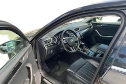 musta Skoda Superb 2016 kuva 3.