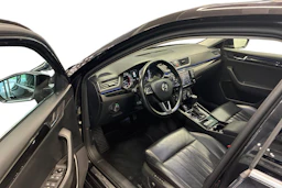 musta Skoda Superb 2016 kuva 6.