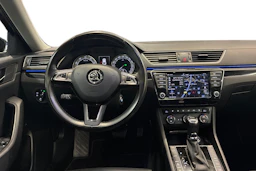 musta Skoda Superb 2016 kuva 7.