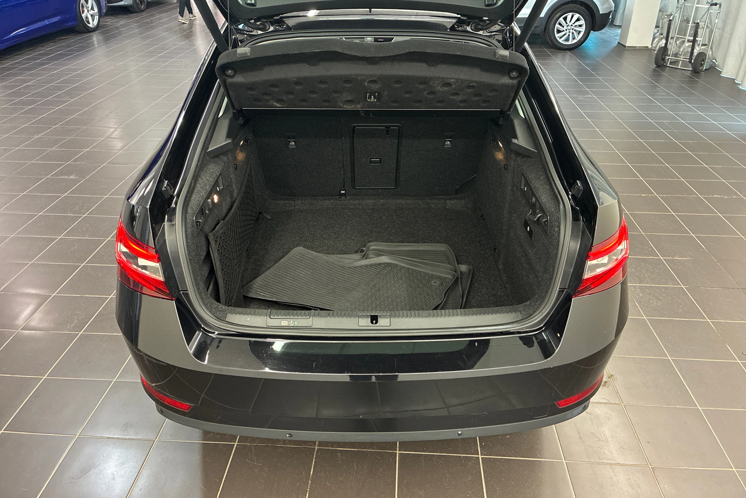 musta Skoda Superb 2016 kuva 11.