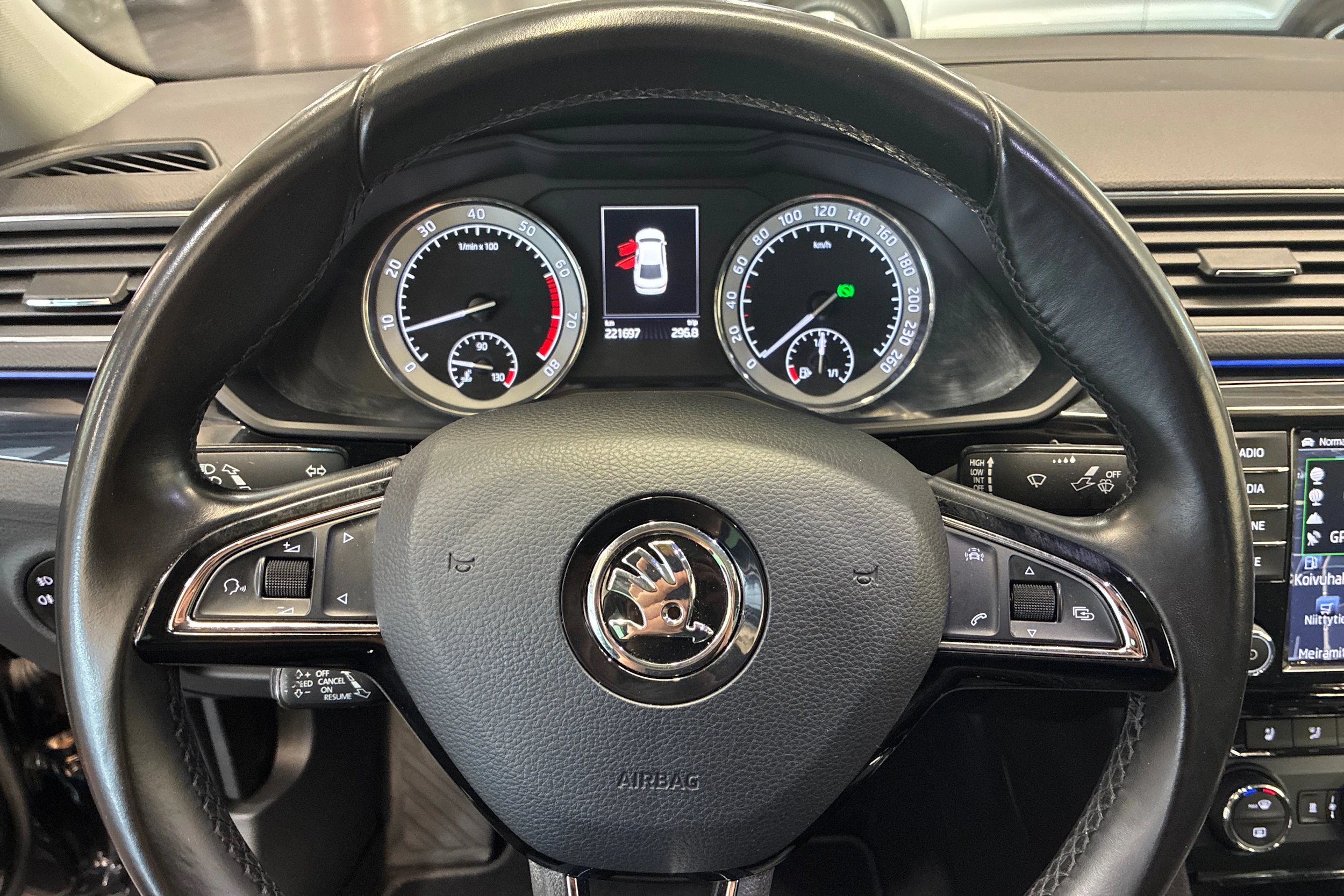 musta Skoda Superb 2016 kuva 17.