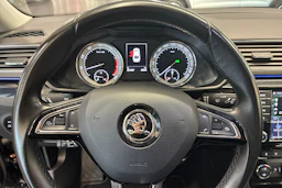 musta Skoda Superb 2016 kuva 17.