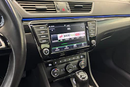 musta Skoda Superb 2016 kuva 18.