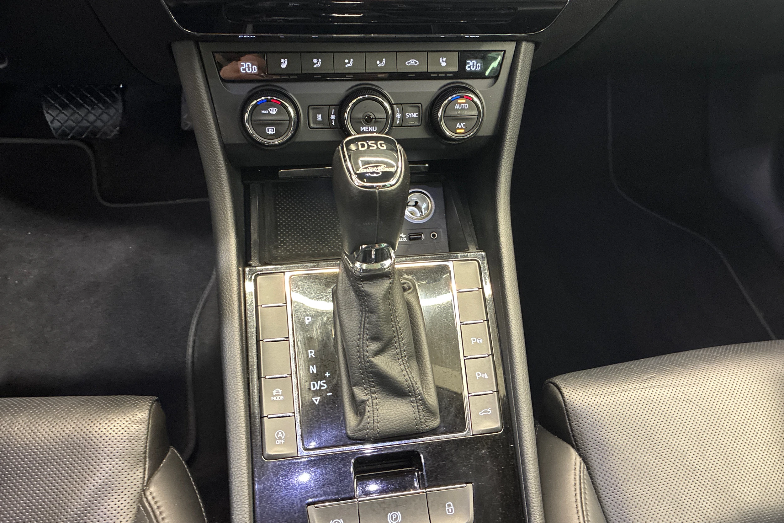 musta Skoda Superb 2016 kuva 21.