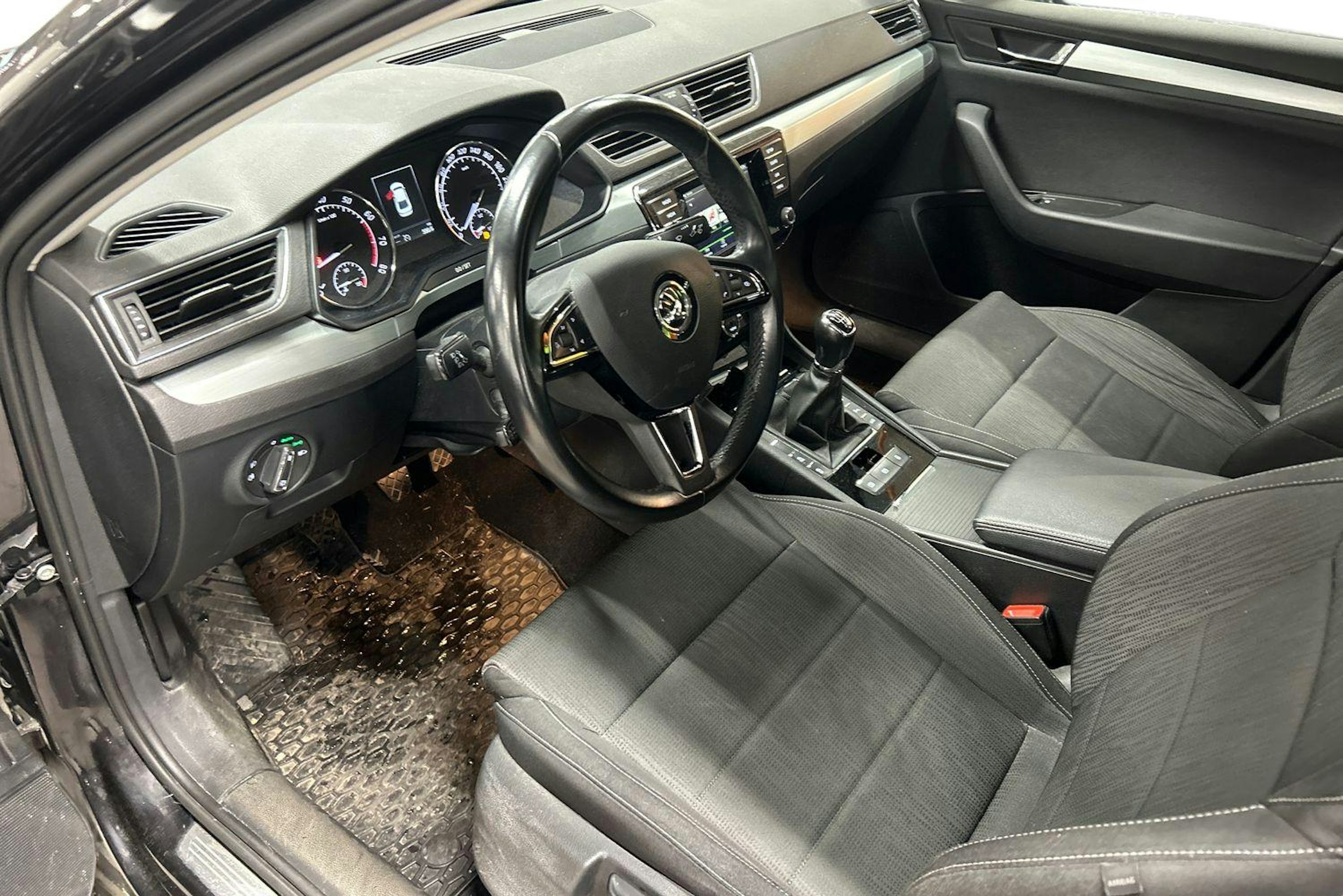 musta Skoda Superb 2016 kuva 3.