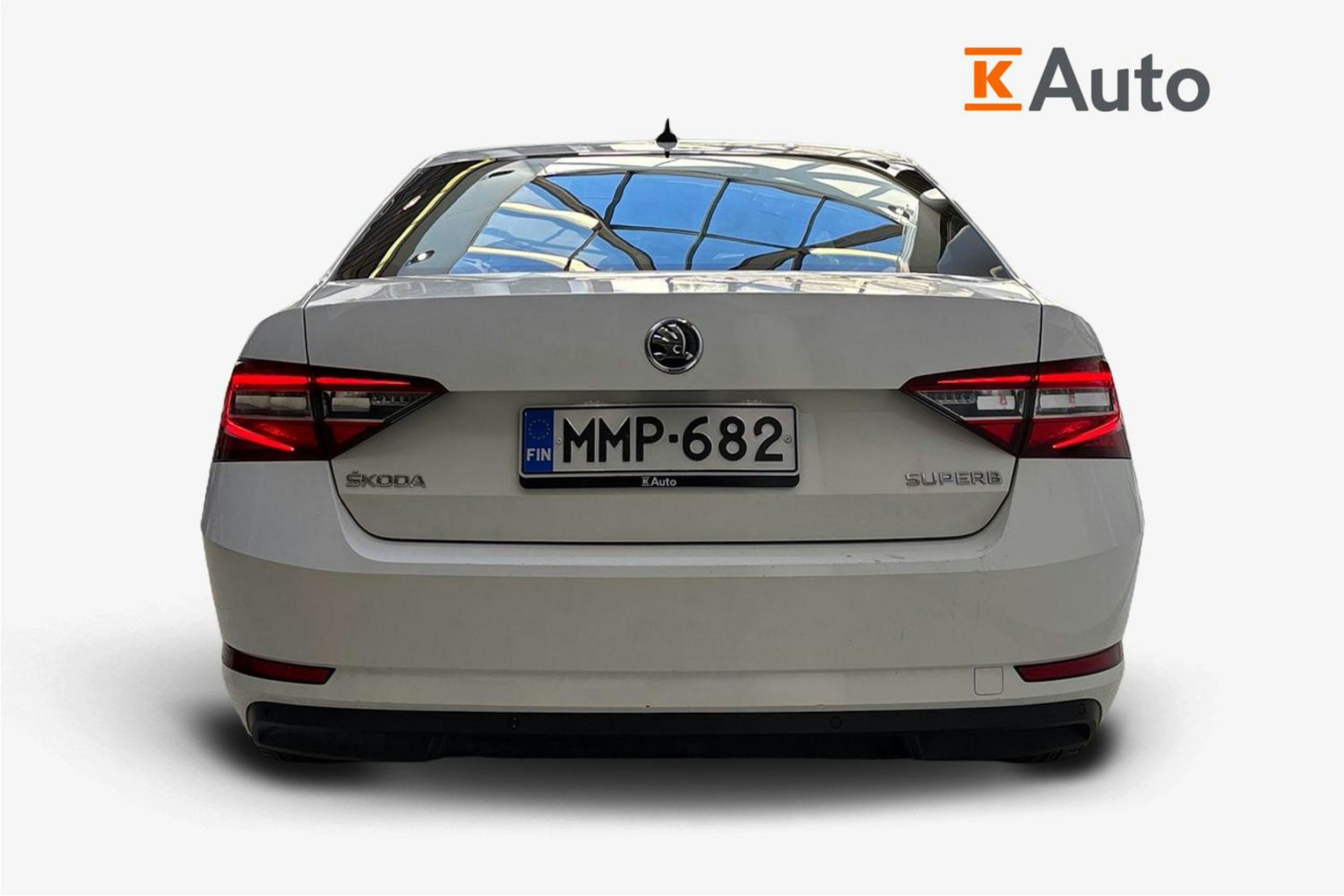 valkoinen Skoda Superb 2016 kuva 3.