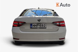 valkoinen Skoda Superb 2016 kuva 3.
