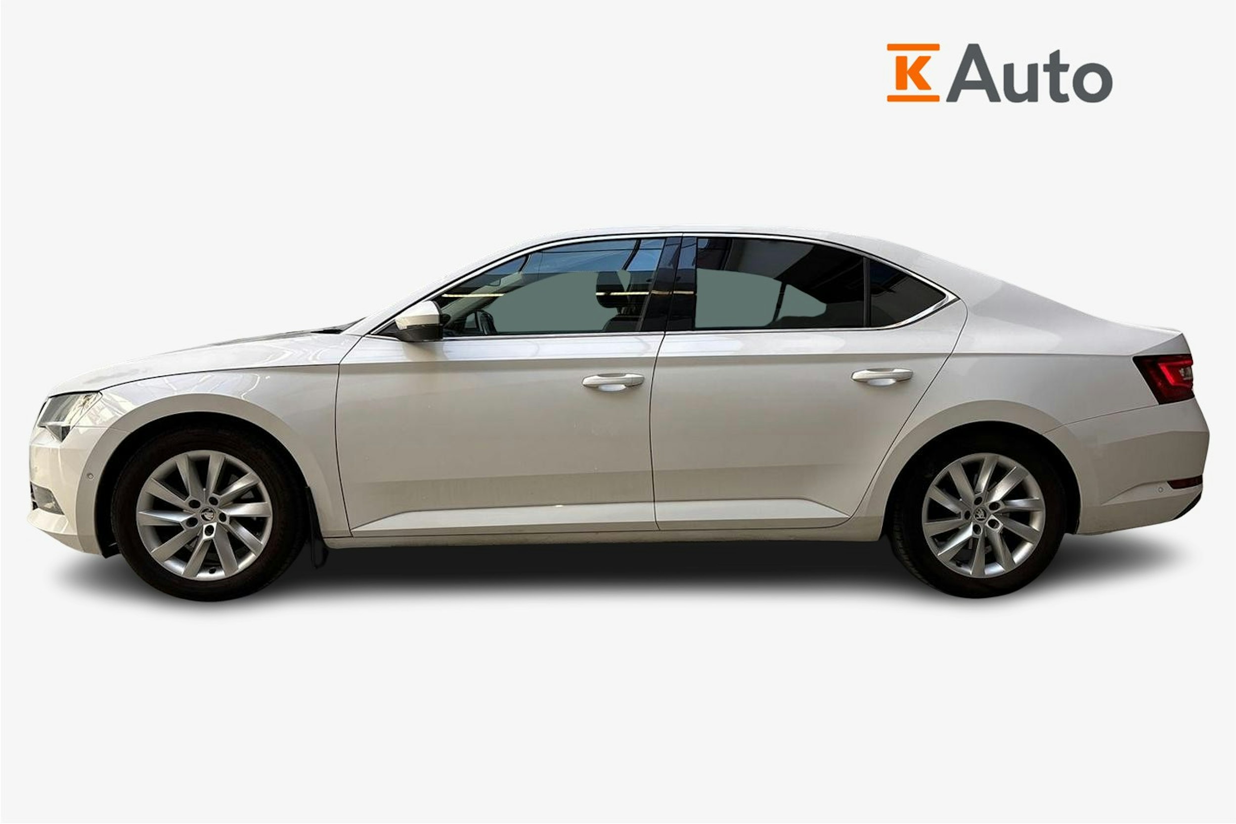 valkoinen Skoda Superb 2016 kuva 6.