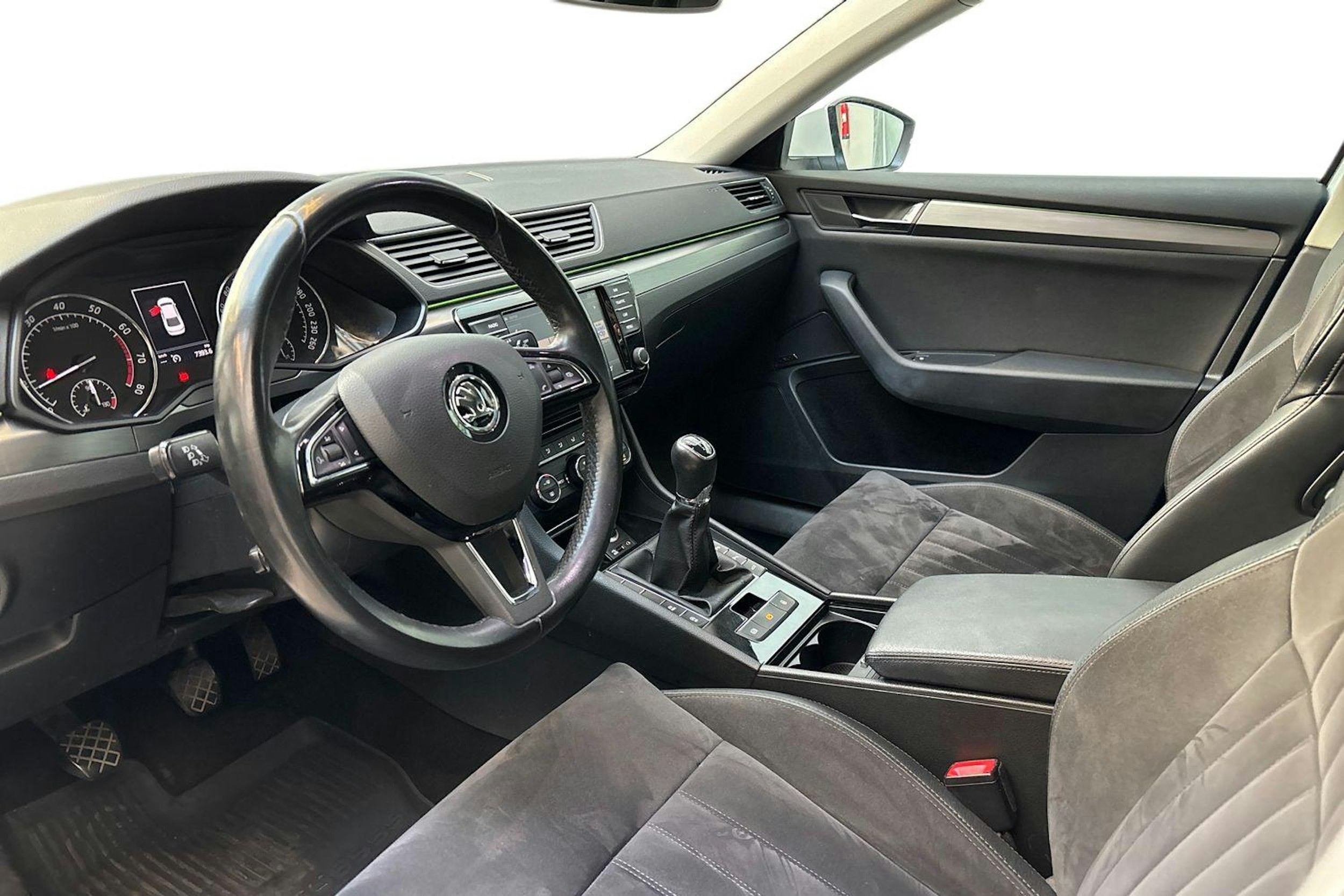valkoinen Skoda Superb 2016 kuva 7.