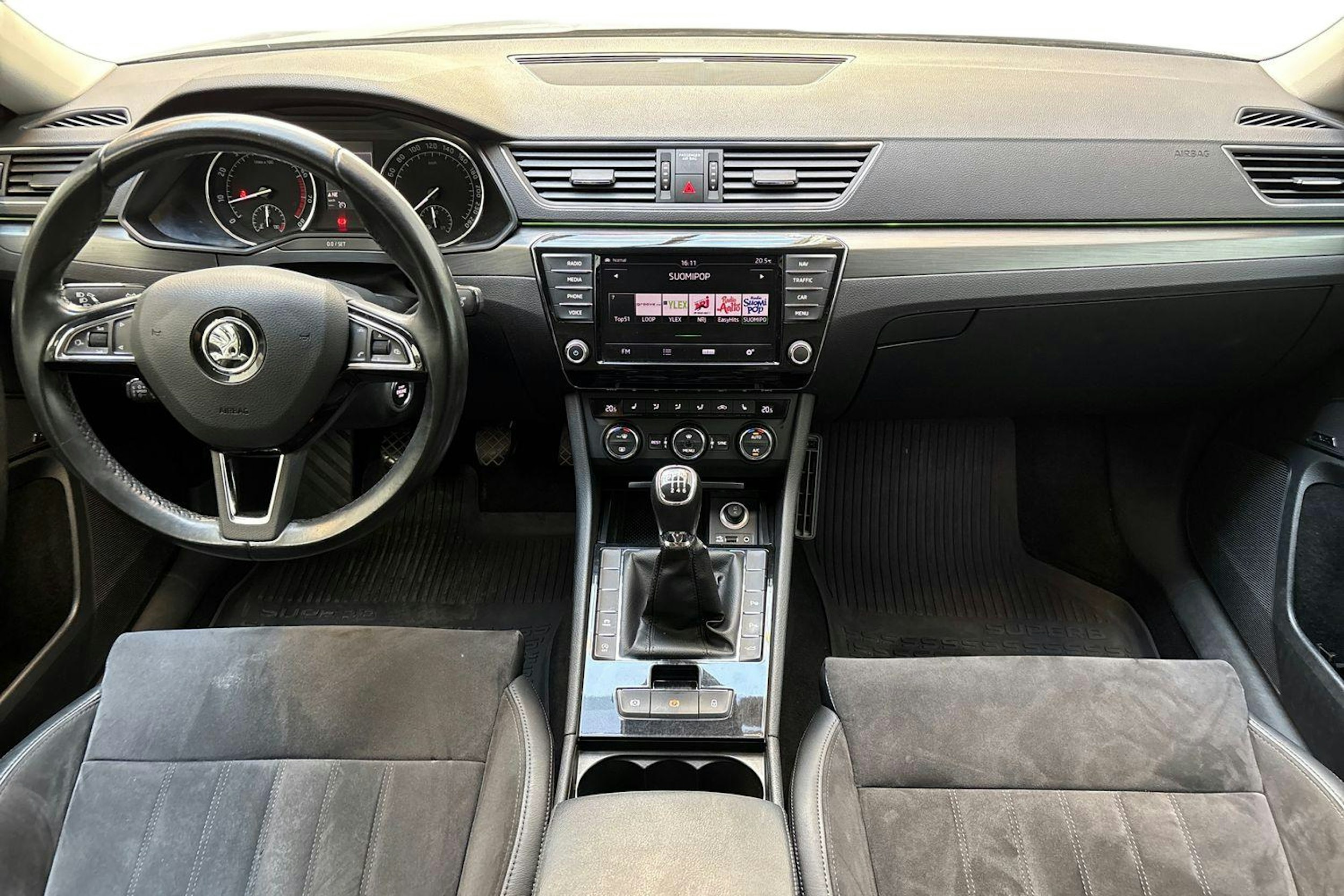 valkoinen Skoda Superb 2016 kuva 9.