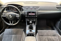 valkoinen Skoda Superb 2016 kuva 9.