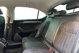 valkoinen Skoda Superb 2016 kuva 10.