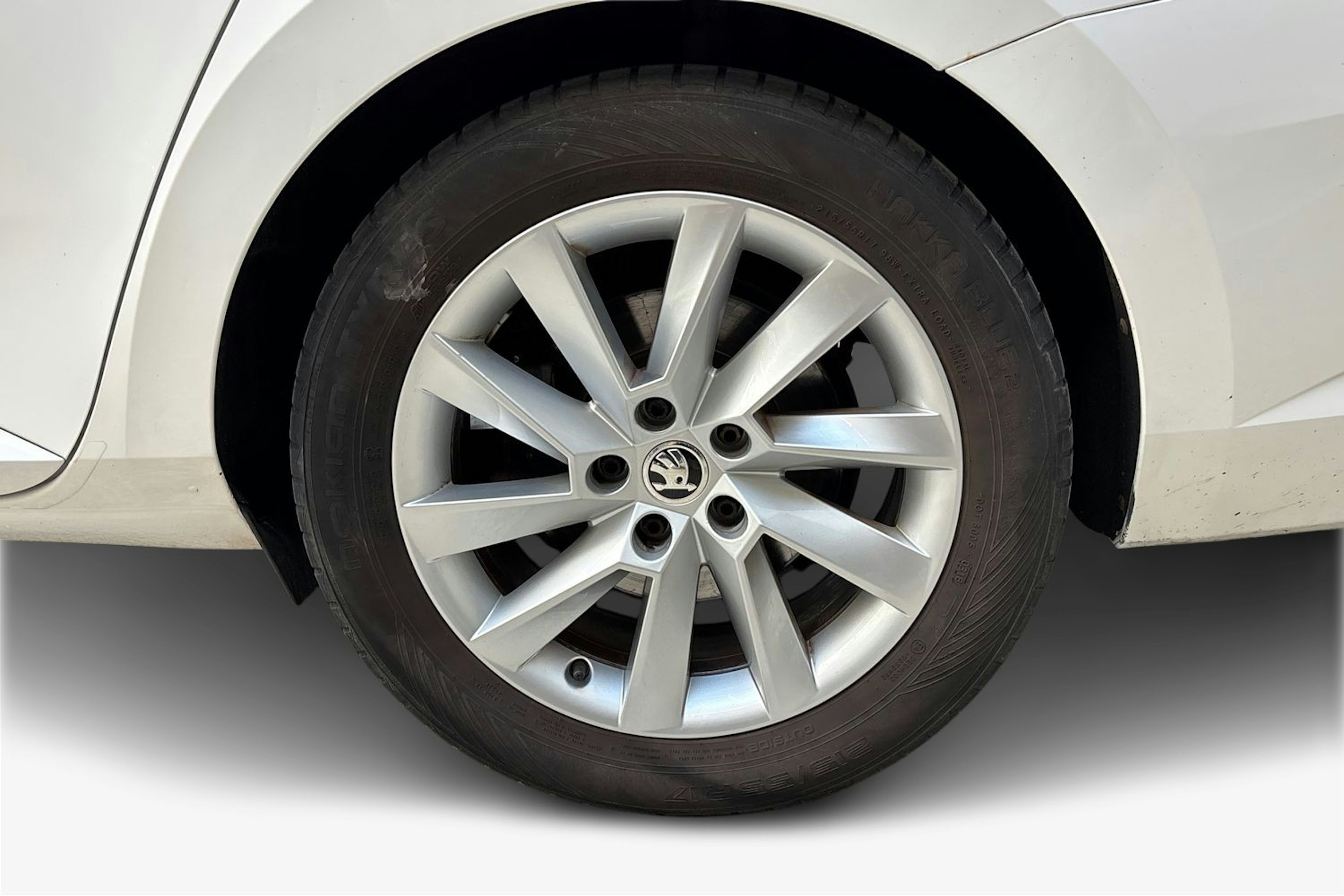valkoinen Skoda Superb 2016 kuva 11.