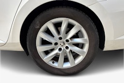 valkoinen Skoda Superb 2016 kuva 11.